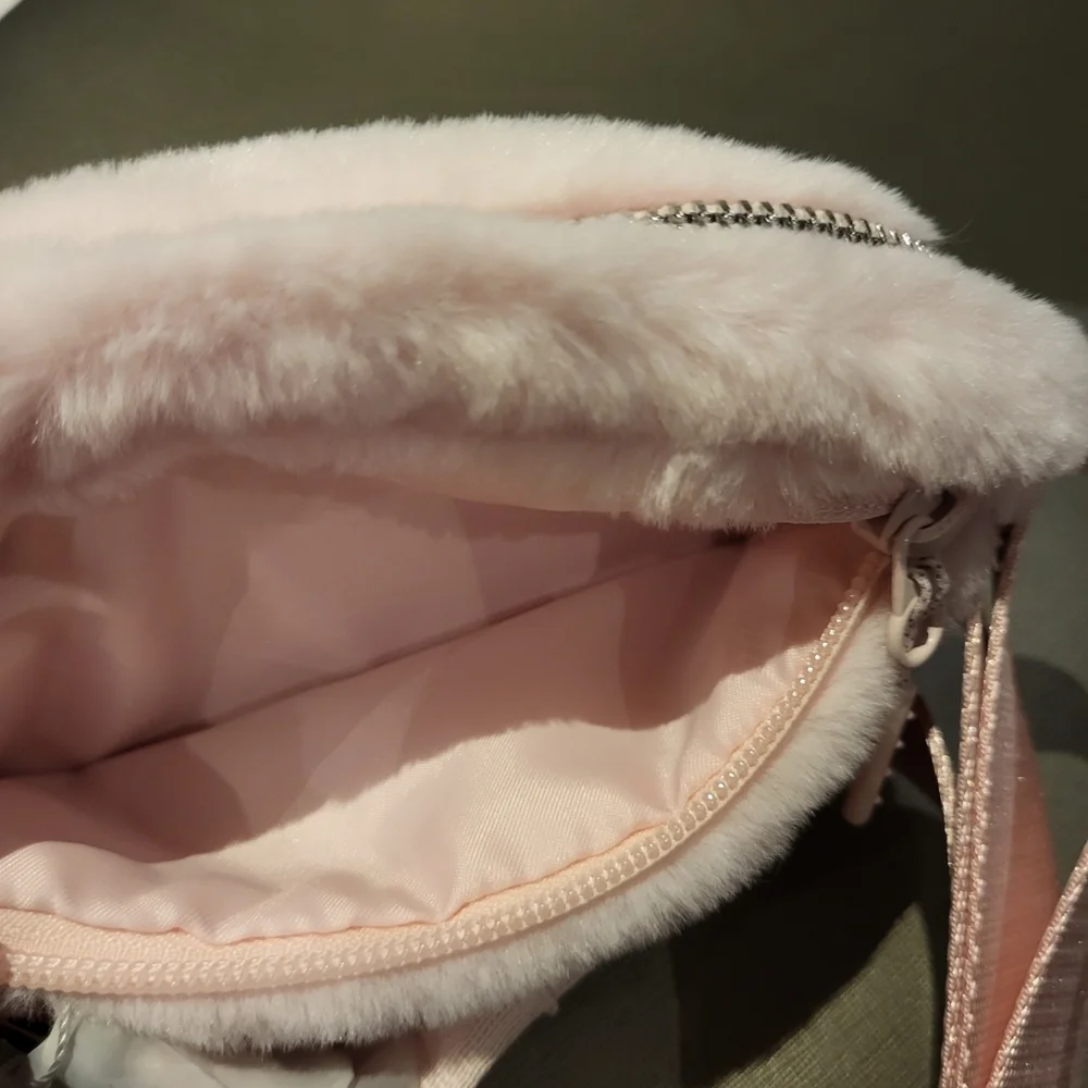 Lululemon Everywhere Belt Bag Plush Strawberry Milkshake - Picture 11 of 12